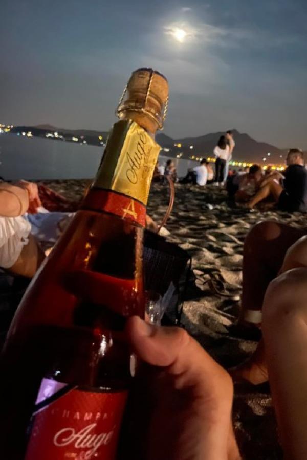 L'été : Champagne rosé à la plage qui dit mieux ?